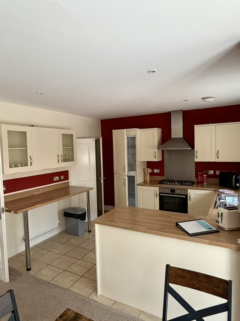 Fitted kitchen with appliances for longer corporate stays